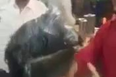 Thợ tóc nổi tiếng thế giới nhờ châm lửa trên đầu khách