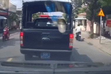 Clip “xe cảnh sát mở đường hỗ trợ đưa người đi cấp cứu” nổi bật tuần qua