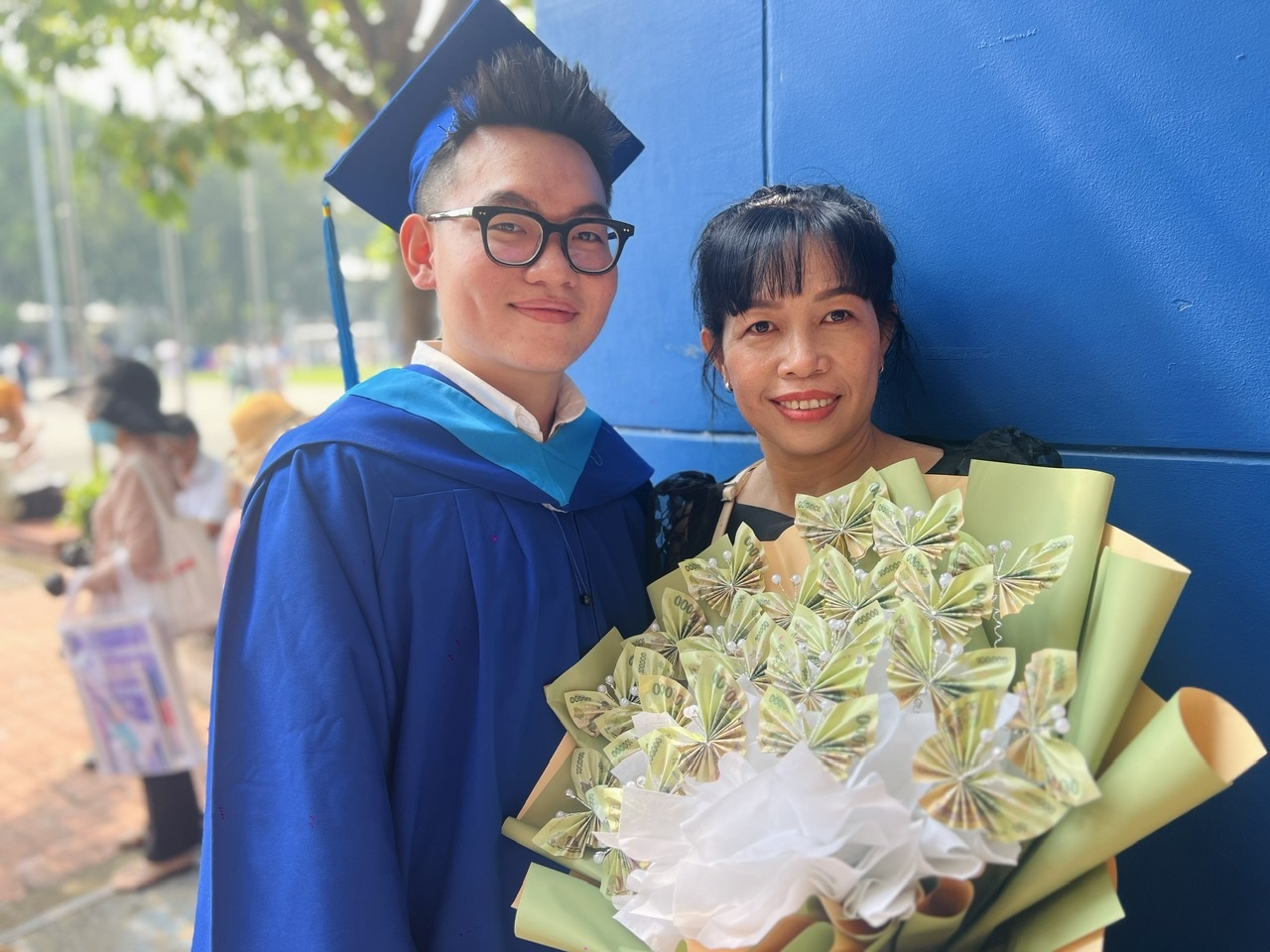 Mẹ tặng hoa tiền cho con trai trong lễ tốt nghiệp, lý do bất ngờ - 2 Mẹ tặng hoa tiền cho con trai trong lễ tốt nghiệp, lý do bất ngờ - 2