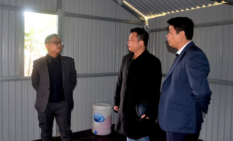 Người dân vùng rốn lũ vui mừng khánh thành xóm nhà phao cứu sinh - 12 Người dân vùng rốn lũ vui mừng khánh thành xóm nhà phao cứu sinh - 12