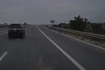 Ô tô, xe máy đi ngược chiều trên đường cao tốc gây nguy hiểm cho xe đi đúng