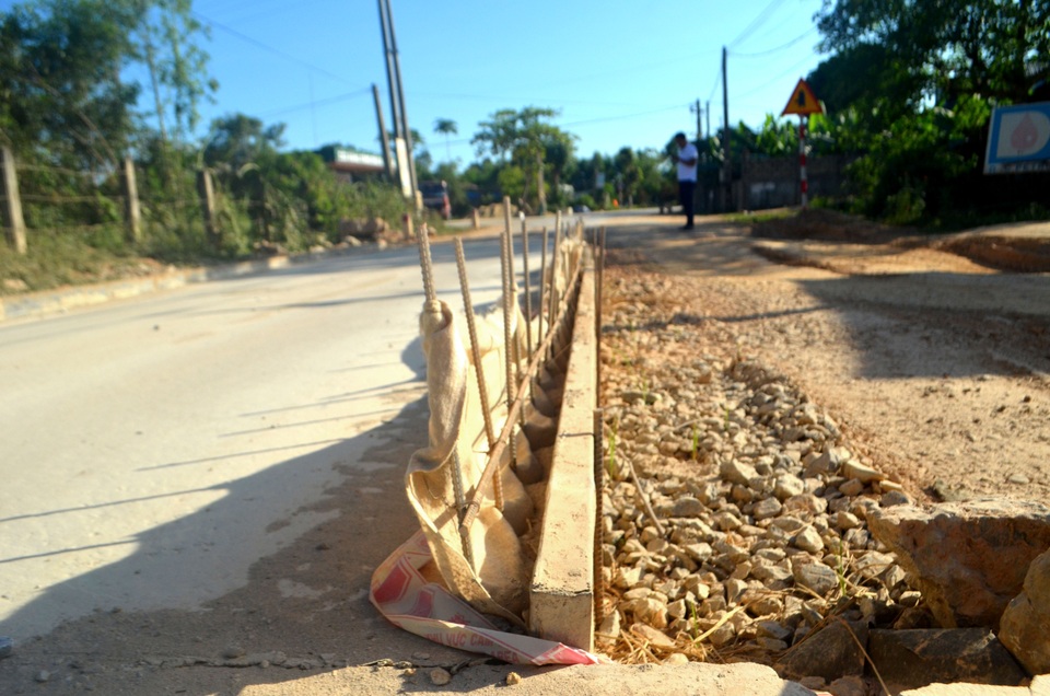 Hàng trăm thanh sắt cắm ngược như chông “bẫy” người đi đường - 3 Hàng trăm thanh sắt cắm ngược như chông “bẫy” người đi đường - 3