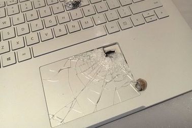 Máy tính Surface đỡ đạn, cứu sống chủ nhân