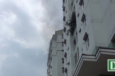 Cháy tầng 11 chung cư, người dân hốt hoảng tháo chạy