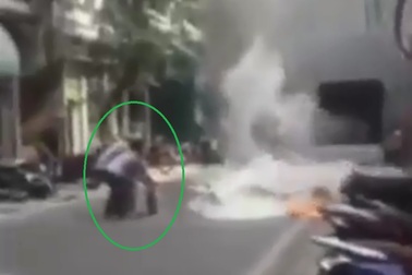 "Tròn mắt" chứng kiến người phụ nữ một mình chữa cháy trên phố