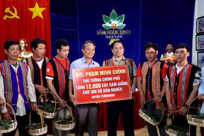 Thủ tướng Phạm Minh Chính tặng sâm giống cho hàng trăm hộ nghèo (Ảnh L- T)