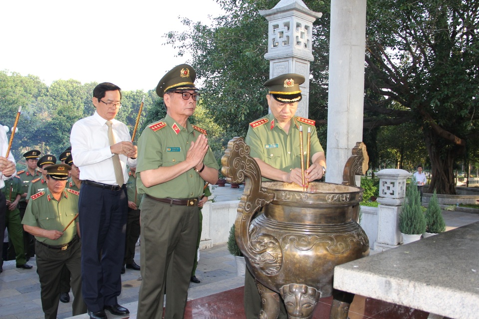 Bộ trưởng Công an viếng nghĩa trang liệt sĩ tại tỉnh Tây Ninh - 2