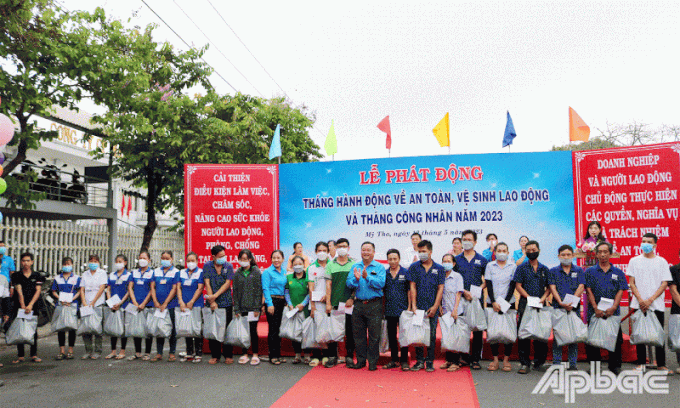  Trao quà cho 50 đoàn viên, công nhân, lao động thuộc Công đoàn Các khu công nghiệp tỉnh Tiền Giang có hoàn cảnh khó khăn.