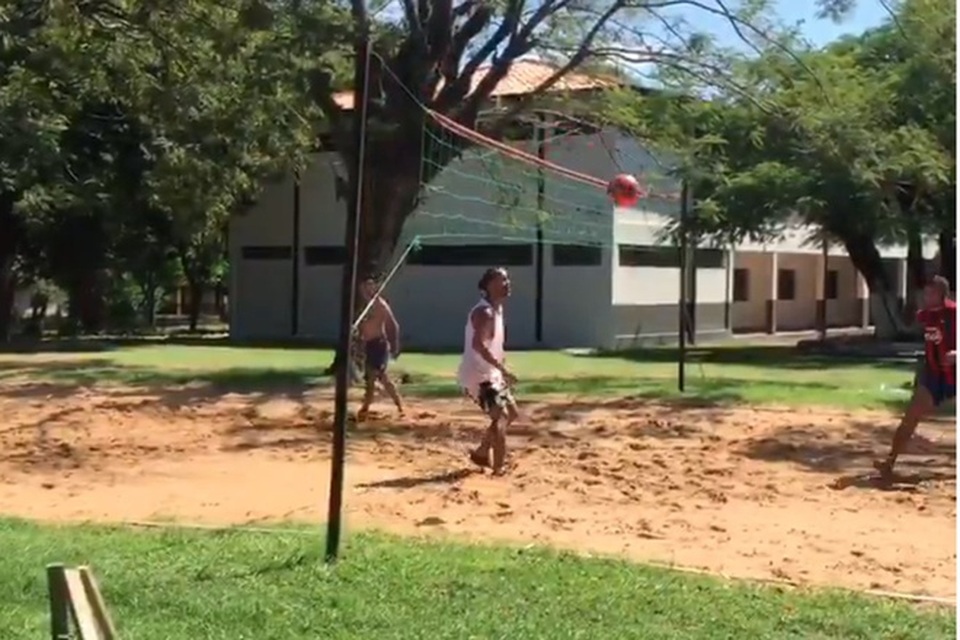 Ronaldinho thể hiện kỹ năng chơi Piki Volley trong tù - 1 Ronaldinho thể hiện kỹ năng chơi Piki Volley trong tù - 1