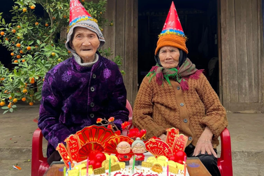 Cụ ông 112, cụ bà 102 tuổi có 45 chắt, 3 chút với cuộc hôn nhân thế kỷ