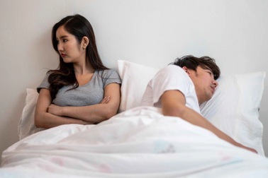 Từ ngày vợ vui vẻ đi họp về, tôi mất ăn mất ngủ triền miên