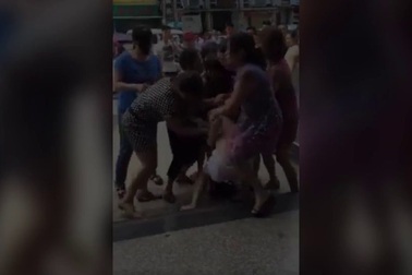 Clip phe vợ lao vào lột đồ đánh ghen bồ chồng gây náo loạn đường phố