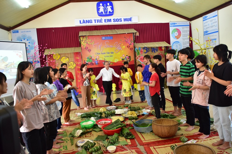 Chủ tịch UBND tỉnh cùng gói bánh chưng vui Tết với trẻ em khó khăn - 9 Chủ tịch UBND tỉnh cùng gói bánh chưng vui Tết với trẻ em khó khăn - 9