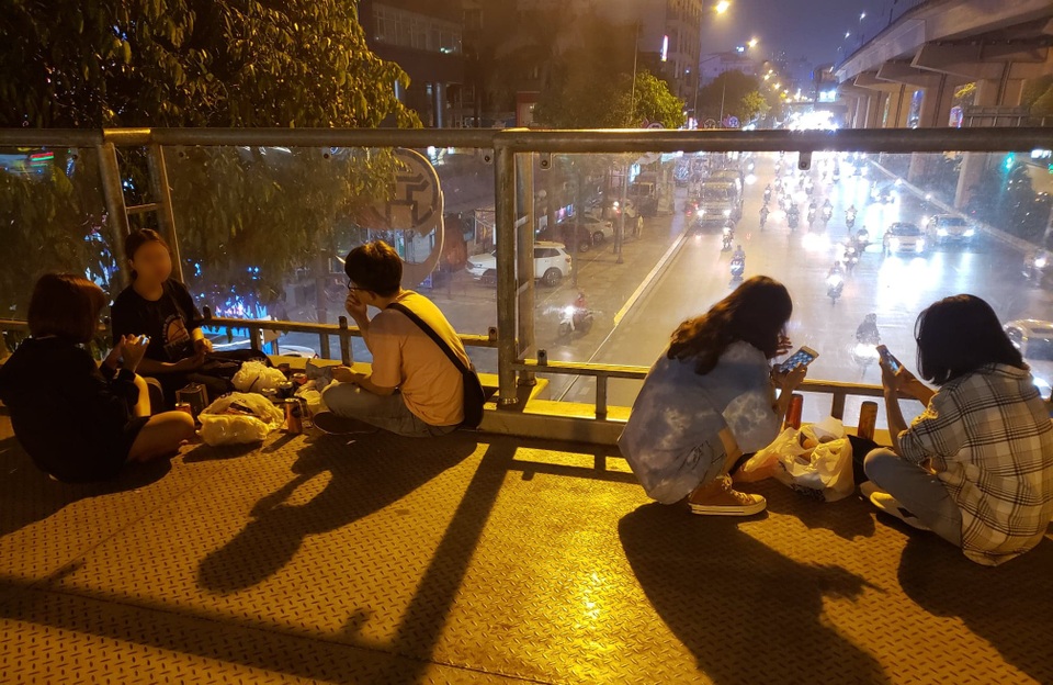 Bất chấp biển cấm, giới trẻ biến cầu vượt bộ hành thành điểm giải trí - 5 Bất chấp biển cấm, giới trẻ biến cầu vượt bộ hành thành điểm giải trí - 5