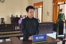 Lãnh 5 năm tù vì mua tiền giả về tặng bạn bè