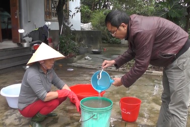 Lũ rút, nước sinh hoạt của người dân vùng thấp trũng bị vẩn đục, ô nhiễm
