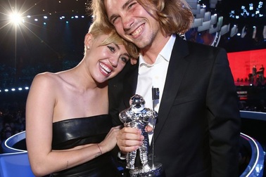 Miley Cyrus hò hẹn với anh chàng vô gia cư "bí ẩn"