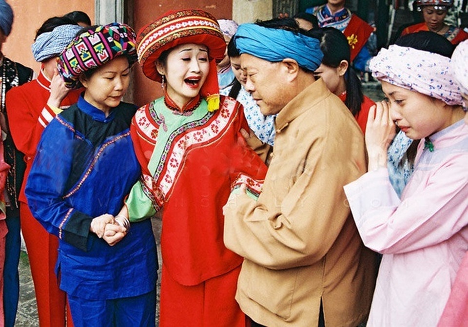 Cấm cười, nhổ nước bọt và loạt phong tục cưới hỏi độc dị khắp thế giới - 2 Cấm cười, nhổ nước bọt và loạt phong tục cưới hỏi độc dị khắp thế giới - 2