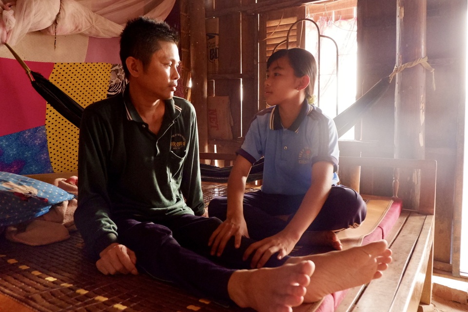 Nữ sinh lớp 8 nghẹn ngào chỉ mong kiếm tiền cứu đôi chân liệt của cha - 6