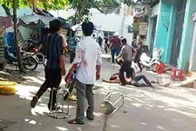 Hỗn chiến vì xe máy đậu chắn lối ô tô, 8 người bị khởi tố