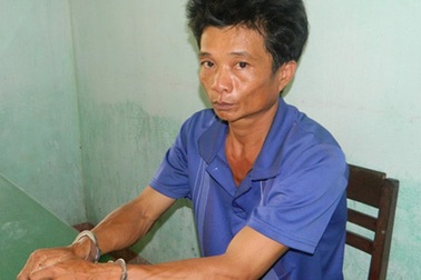 Khởi tố người cha ruột hành hạ con 9 tuổi