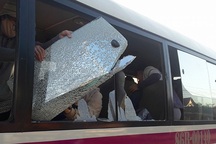 Xe khách bị ném đá vỡ toang kính, 1 hành khách bị thương