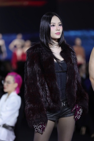 Hoa hậu Mai Phương "lột xác" trở thành ca sĩ, diễn vũ đạo bốc lửa - 1