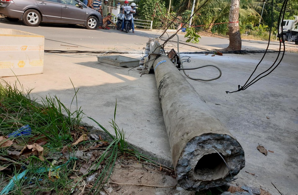 Xe ben kéo đổ gần chục cột điện, gây chập, cháy đường dây - 2 Xe ben kéo đổ gần chục cột điện, gây chập, cháy đường dây - 2