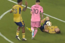 Pha bóng gây tranh cãi gay gắt của Lionel Messi