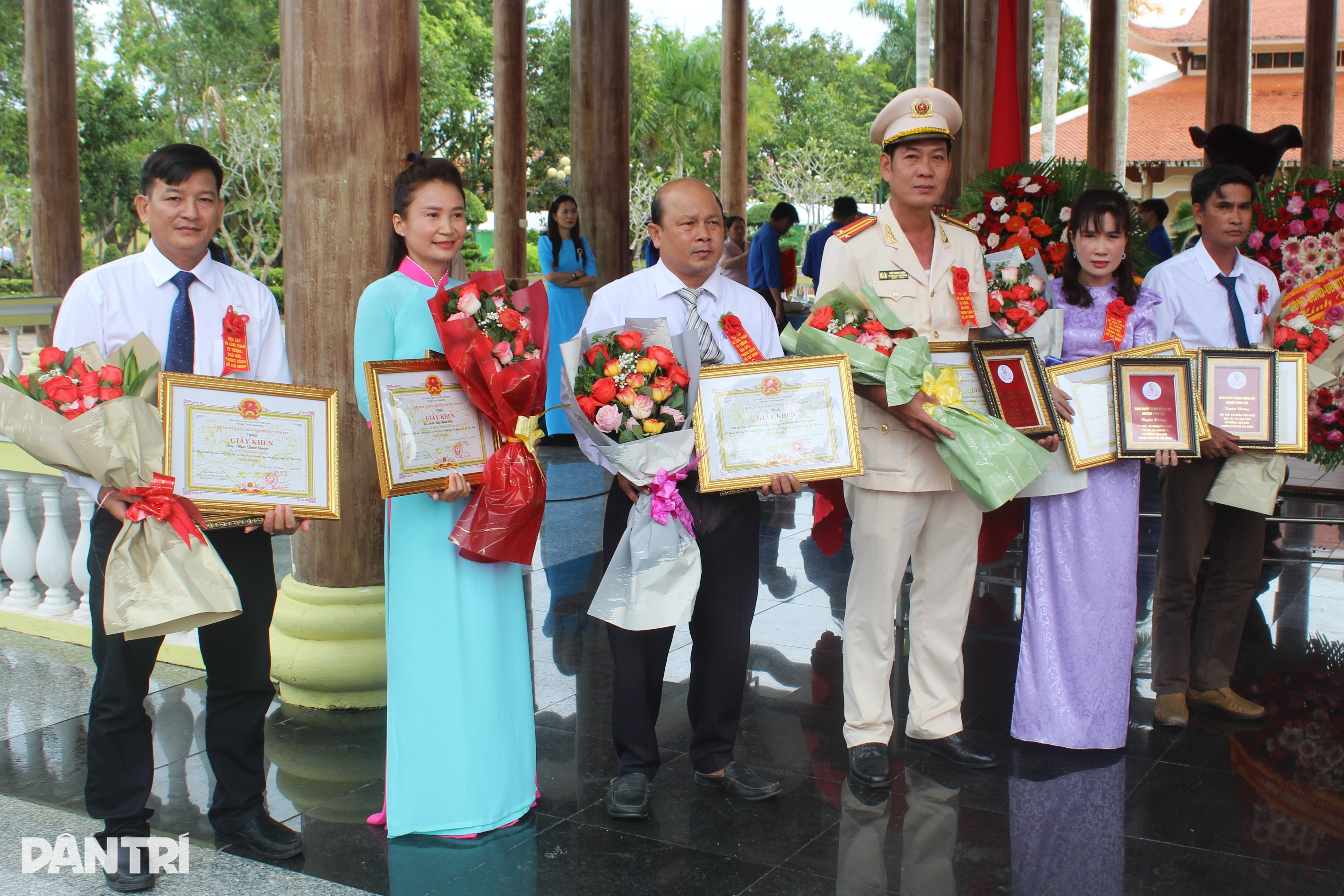 Bac Lieu៖ អុជធូបរំលឹកវិញ្ញាណក្ខន្ធលោកពូក្នុងឱកាសខួបលើកទី៧៩នៃទិវាជាតិ-៤ Bạc Liêu: Dâng hương tưởng nhớ Bác Hồ nhân kỷ niệm 79 năm ngày Quốc khánh - 4