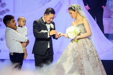 Con trai Giang Hồng Ngọc chứng kiến khoảnh khắc bố mẹ trao nhẫn cưới