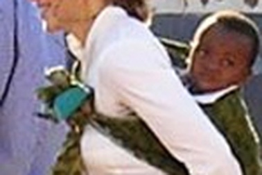 Madonna lại nhận con nuôi