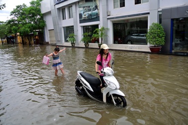 Bão tan, người Hà Nội vẫn bì bõm lội nước