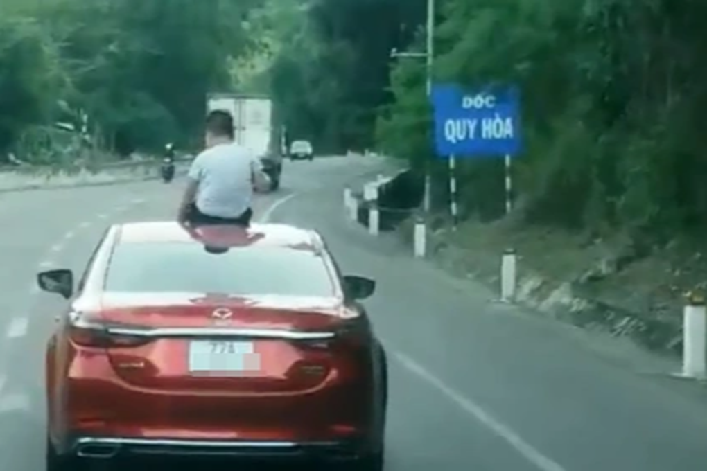 Mẹ lái ô tô, để con trai 9 tuổi ngồi trên nóc xe - 1 Mẹ lái ô tô, để con trai 9 tuổi ngồi trên nóc xe - 1