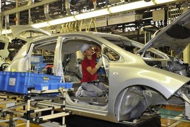 Nissan và Toyota cắt giảm sản xuất tại Nhật 