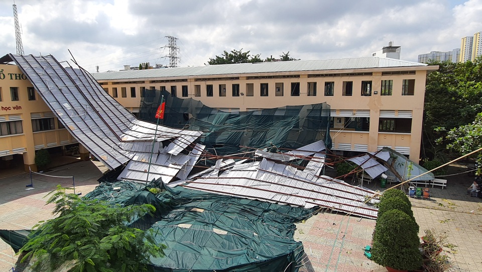 Giông lốc cuốn phăng nguyên mái tôn của trường học ở Sài Gòn - 1 Giông lốc cuốn phăng nguyên mái tôn của trường học ở Sài Gòn - 1