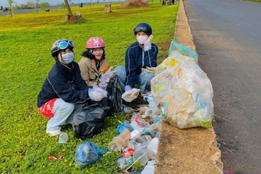 Nhiều người ý thức kém, nữ sinh 17 tuổi kêu gọi nhặt rác ở hồ Ea Kao