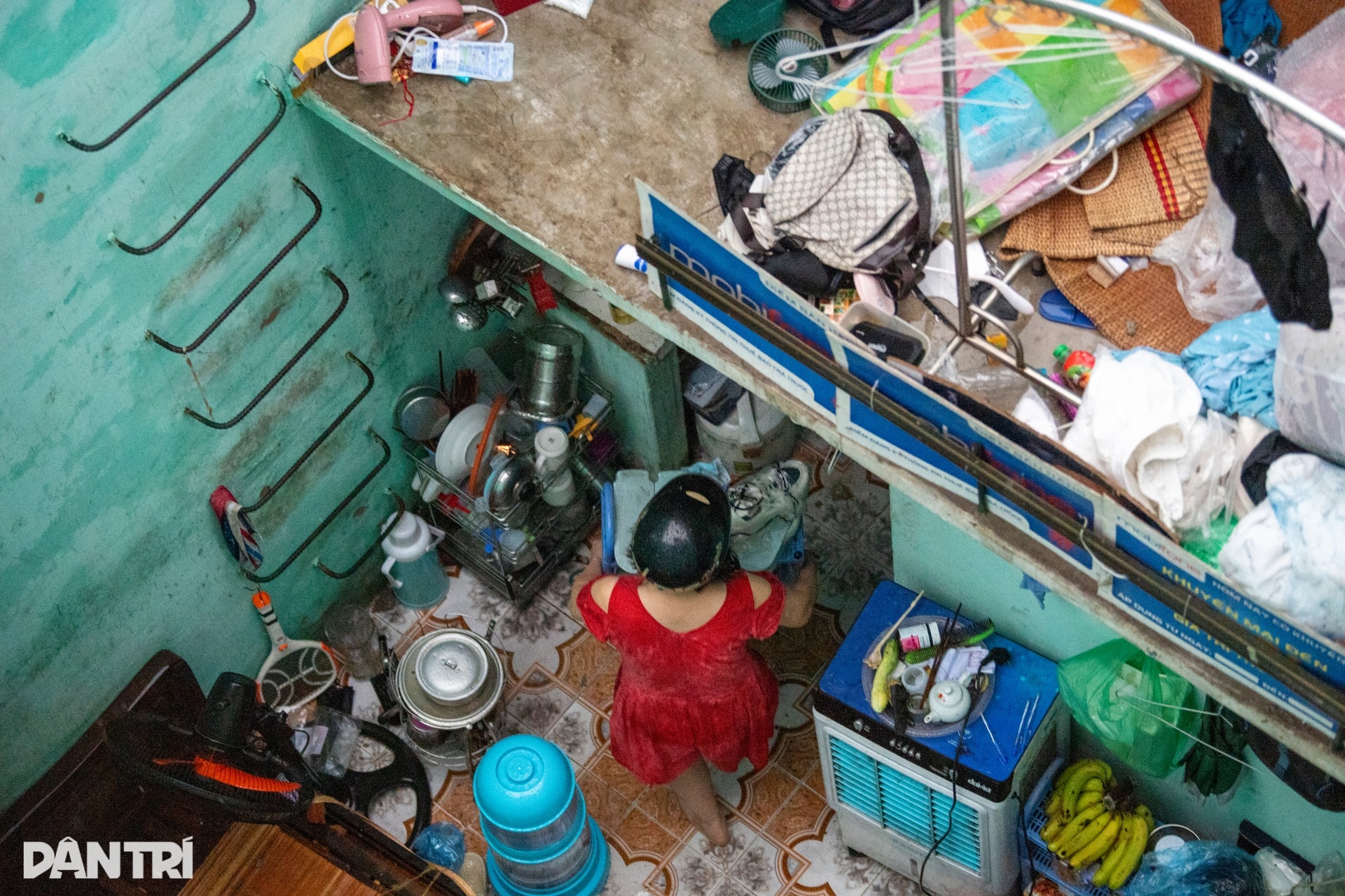 Nhà dân tốc mái, cây bật gốc đè nhiều xe sang trong cơn dông lớn ở Hà Nội - 10 Nhà dân tốc mái, cây bật gốc đè nhiều xe sang trong cơn dông lớn ở Hà Nội - 10