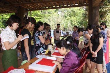 Đến BTDTHVN thử “đóng vai” nhân viên bảo tàng