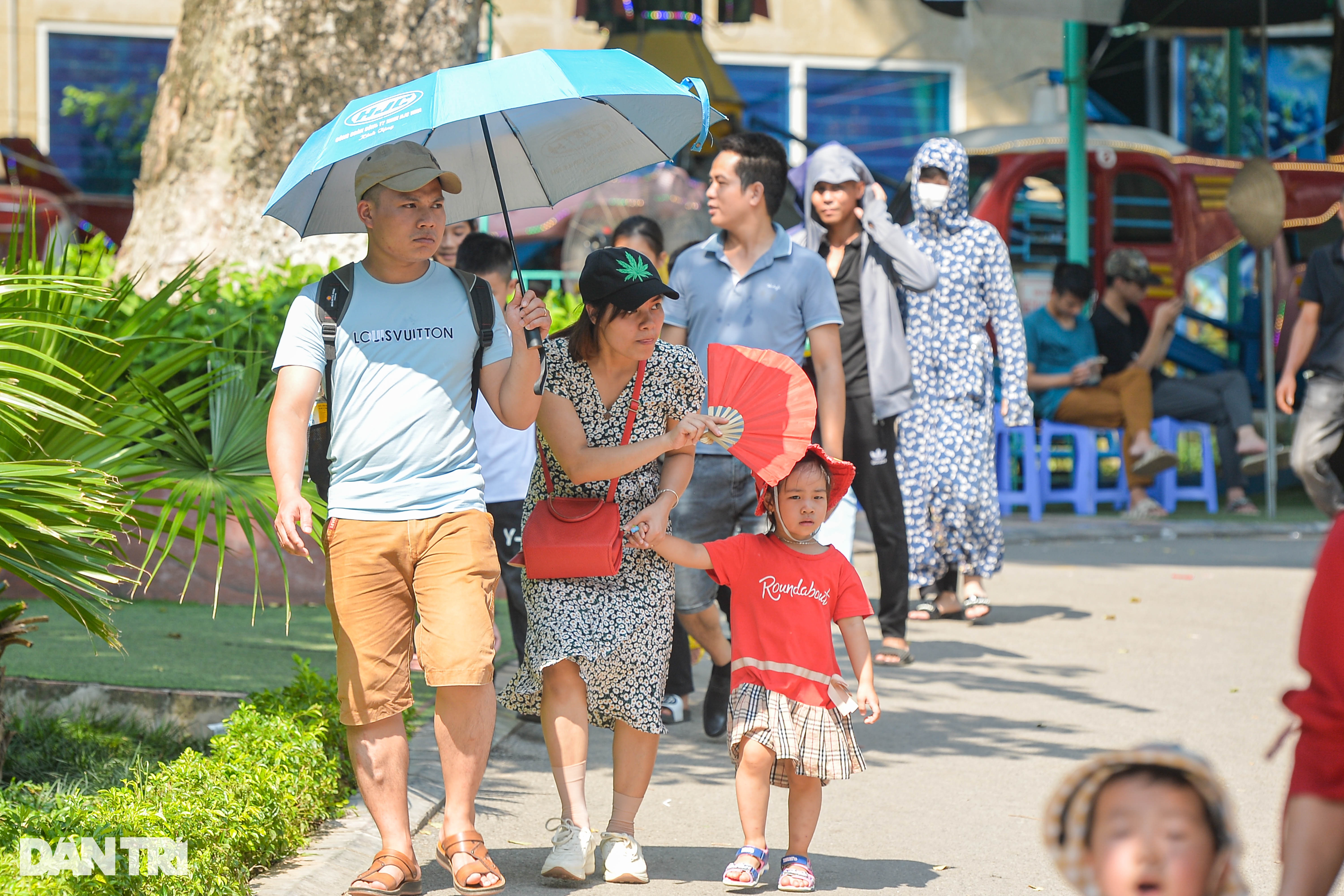 Ngày đầu nghỉ lễ 2/9, người dân đội nắng ùn ùn đổ về vườn thú Hà Nội - 5