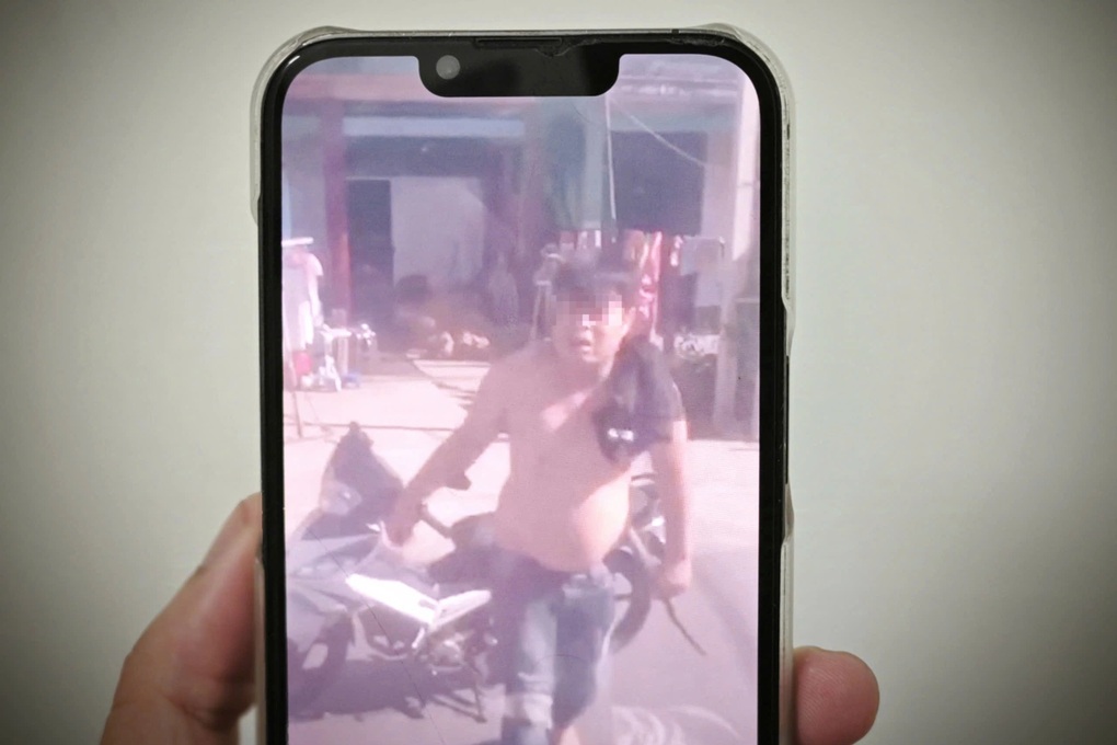 Người đàn ông dùng hung khí đập phá xe tải ở TPHCM - 1 Người đàn ông dùng hung khí đập phá xe tải ở TPHCM - 1