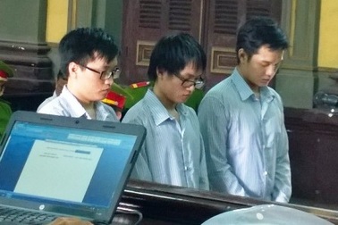 Hai anh em sinh đôi giết hàng xóm vì "nẹt" pô xe