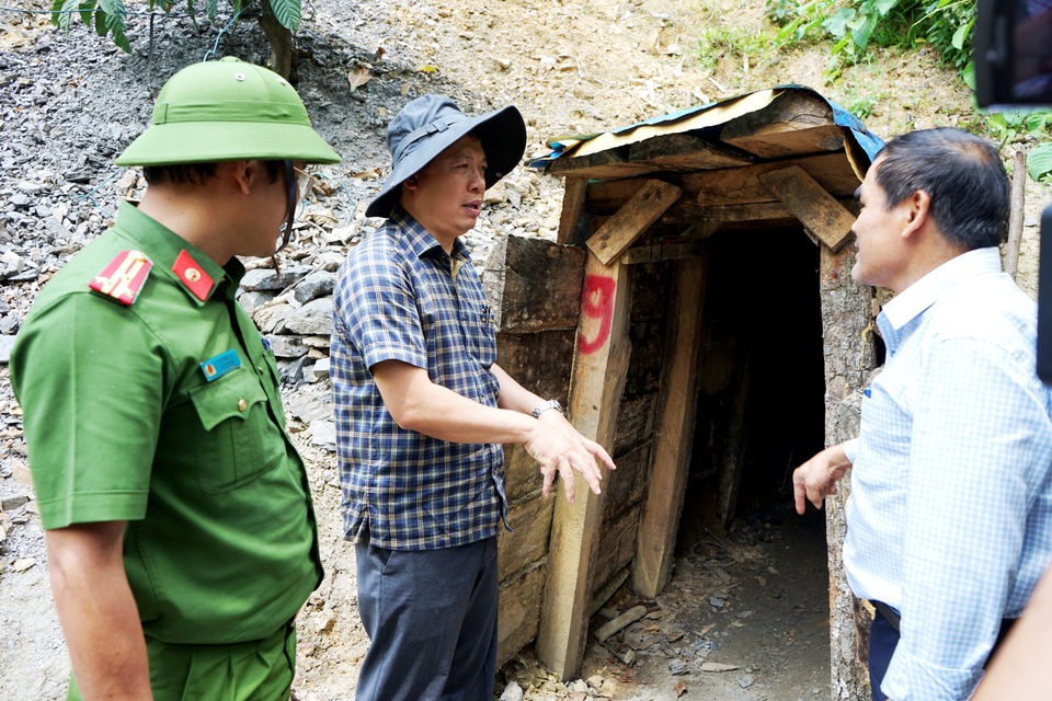 Bộ Quốc phòng cho phép dùng thuốc nổ đánh sập các hầm vàng trái phép - 1 Bộ Quốc phòng cho phép dùng thuốc nổ đánh sập các hầm vàng trái phép - 1
