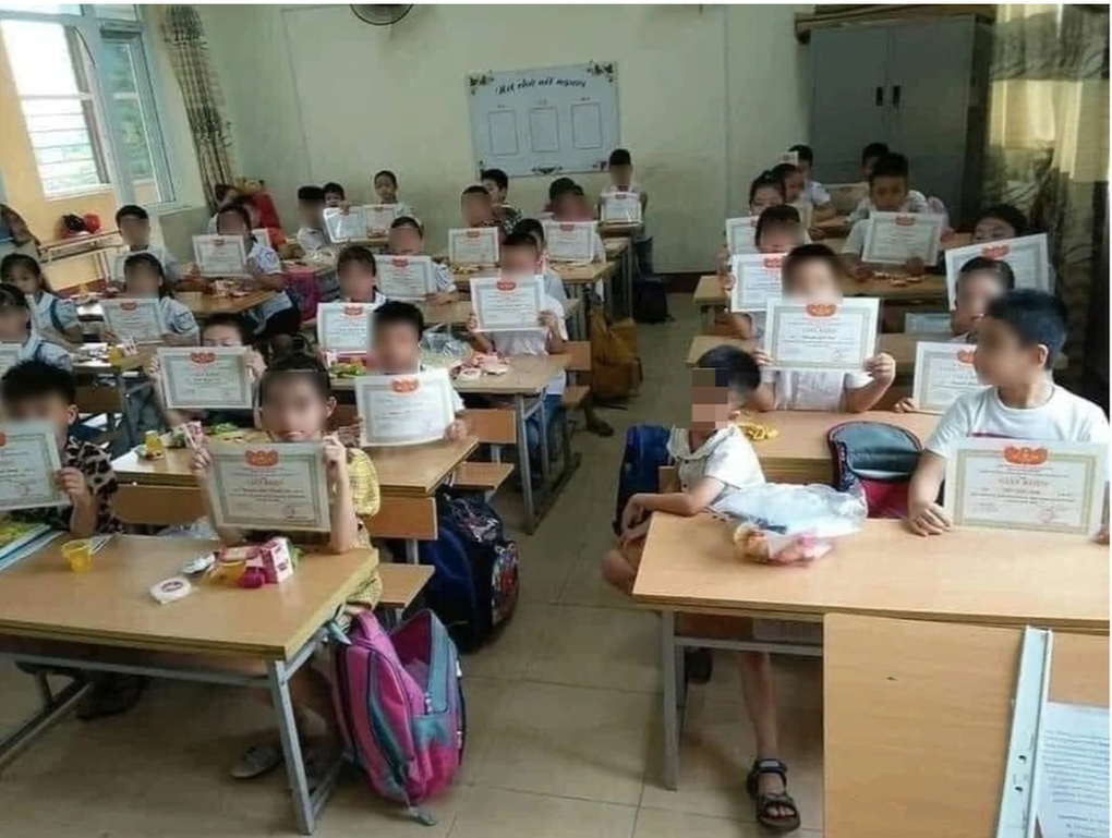 Bí mật xé lòng đằng sau ước mơ cầm giấy khen của một bé gái - 2 Bí mật xé lòng đằng sau ước mơ cầm giấy khen của một bé gái - 2