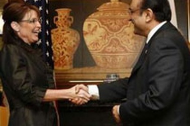 Tổng thống Pakistan gặp rắc rối vì “tán tỉnh” Palin