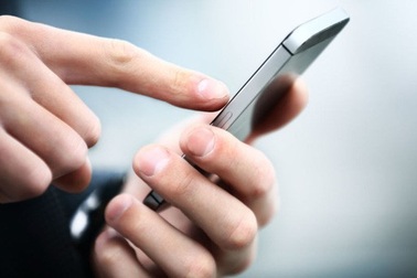 Chồng về nhà chỉ ôm điện thoại quên cả chuyện chăn gối với vợ