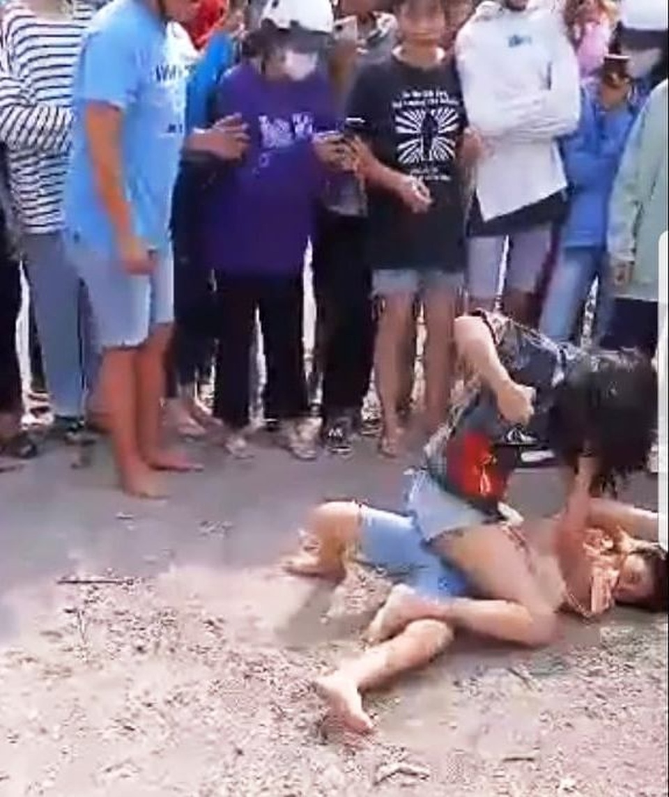 Làm rõ vụ 2 nữ sinh đánh nhau, đám đông cổ vũ và quay clip tung lên mạng - 2 Làm rõ vụ 2 nữ sinh đánh nhau, đám đông cổ vũ và quay clip tung lên mạng - 2