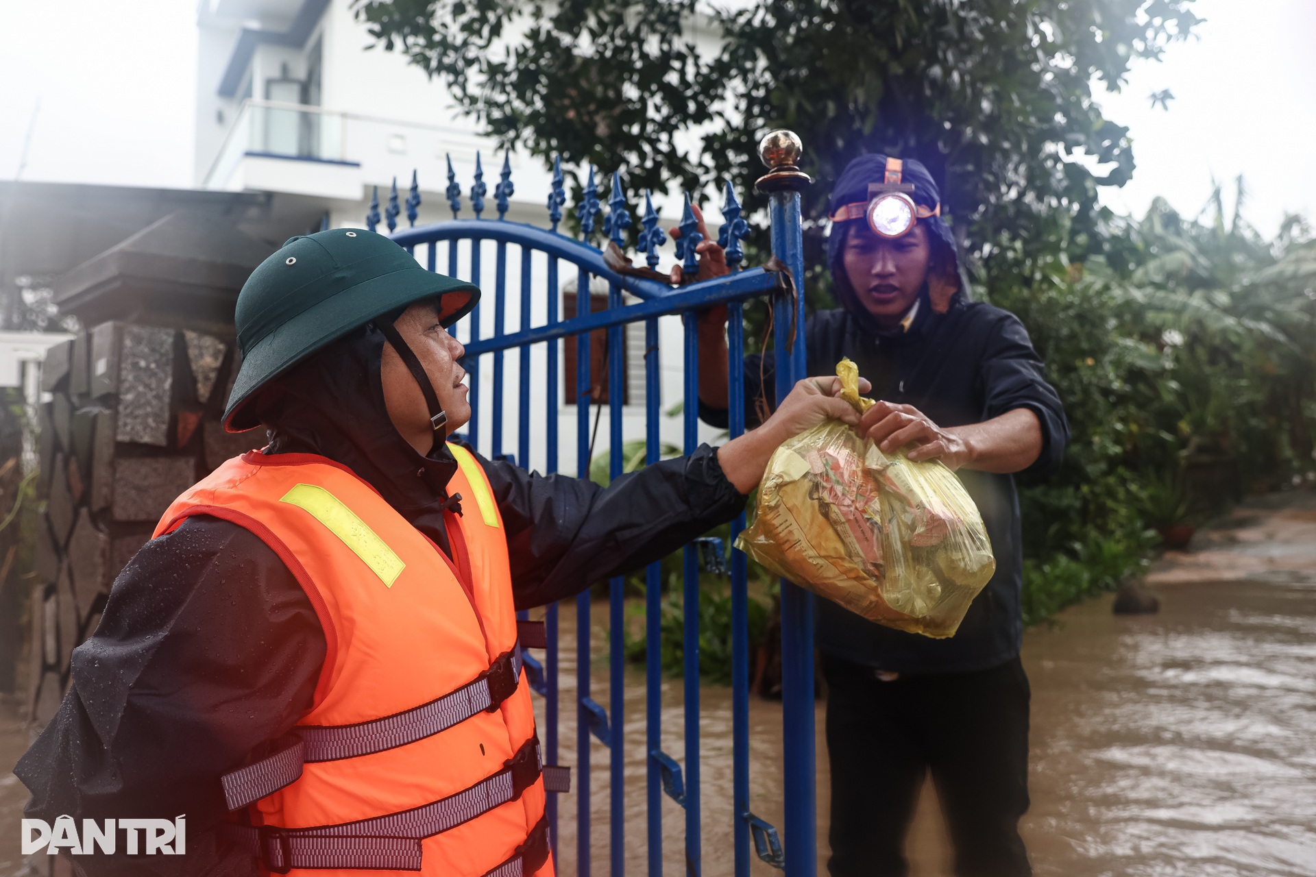 Mẹ già òa khóc khi nhận lương thực giữa biển nước cô lập suốt hai ngày - 6