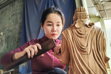 Người phụ nữ nhan sắc dịu dàng, tay “hóa” gỗ ra hàng trăm triệu đồng