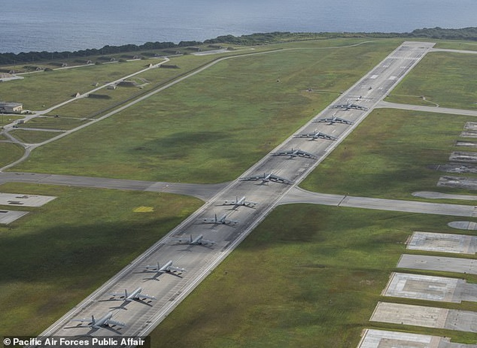 “Pháo đài bay” B-52 của Mỹ tập trận “Voi đi bộ” - 3 “Pháo đài bay” B-52 của Mỹ tập trận “Voi đi bộ” - 3